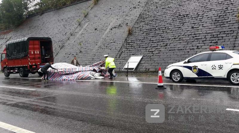 货物散落应急车道 交警雨天守护获司机点赞_台江