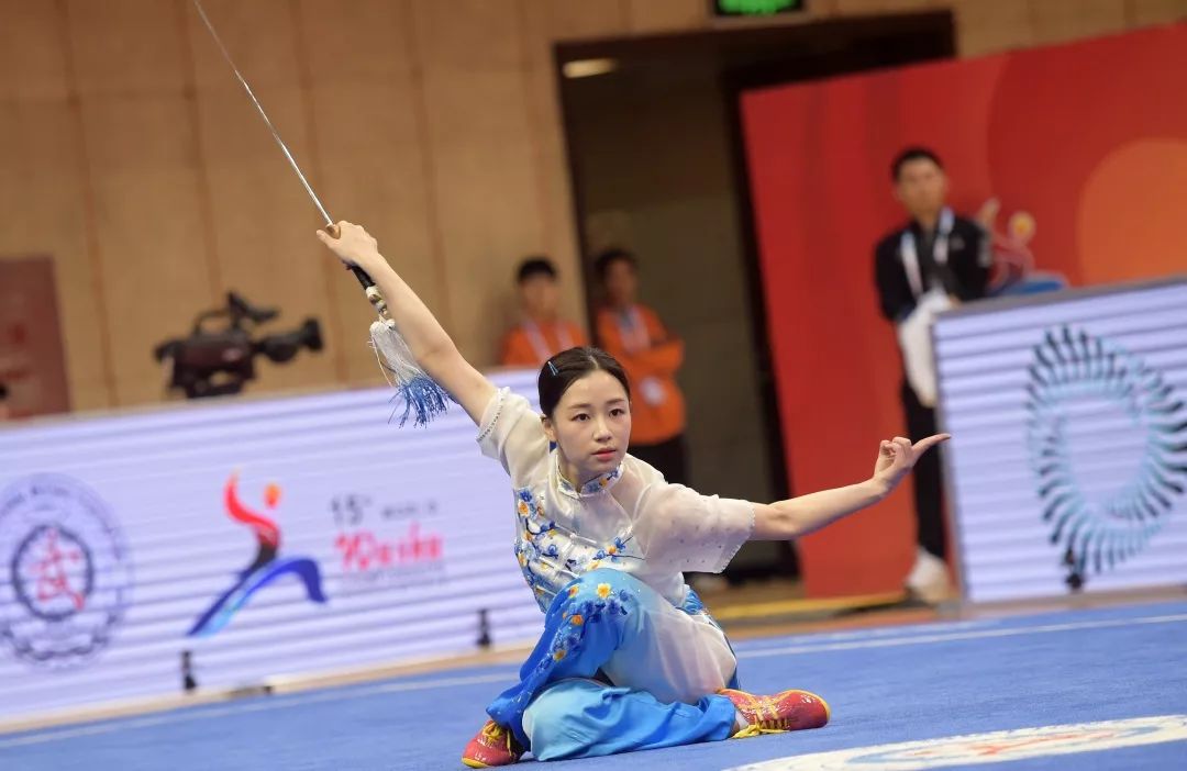 在女子剑术比赛中,中国澳门选手李袆以9.