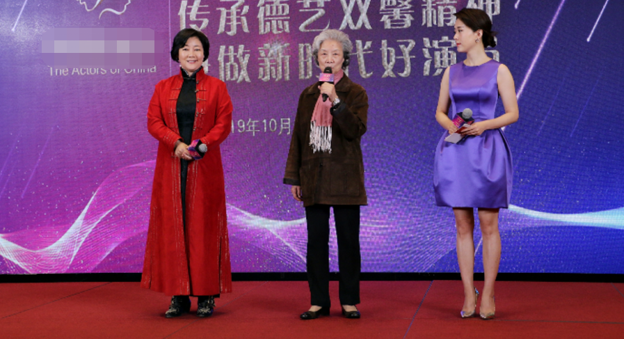 79岁吕中罕露面，诠释最独特红毯装！谁说老艺术家不能盘靓条顺？