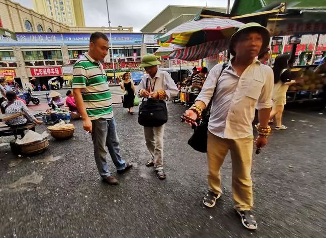 自驾游广西东兴,没想到口岸有众多越南小贩卖东西,游客问城管呢