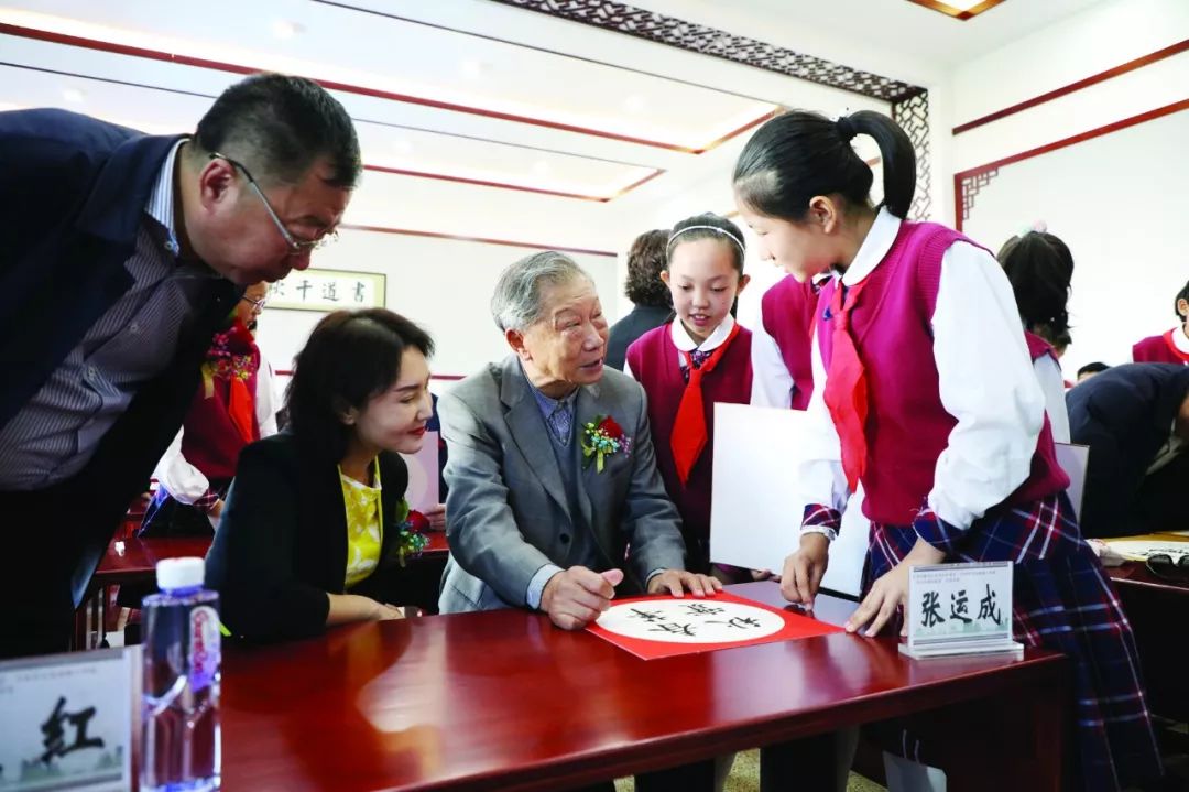 万达实验小学校长张琳莉签署合作协议市书法家协会主席盛国兴与市文联