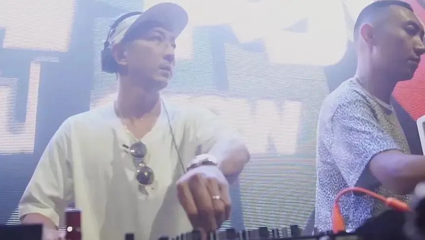 dj身份的李灿森在自己的人生遇到困难时,李灿森也像踩板一样,坚持