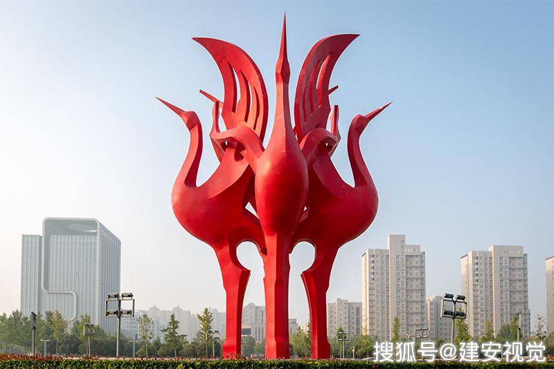 鹤壁东站:不锈钢地标建筑,鹤群雕塑重50吨,高16.8米,总宽度4.1米