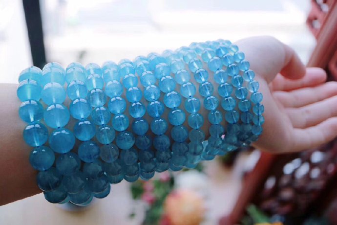 五行属水的人可以佩戴海蓝宝吗什么样颜色的海蓝宝最好_蓝宝石