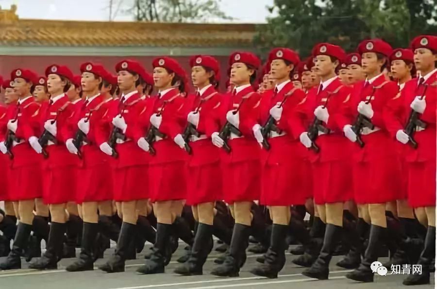 1999年国庆50周年阅兵仍然是男,女两个民兵方队.