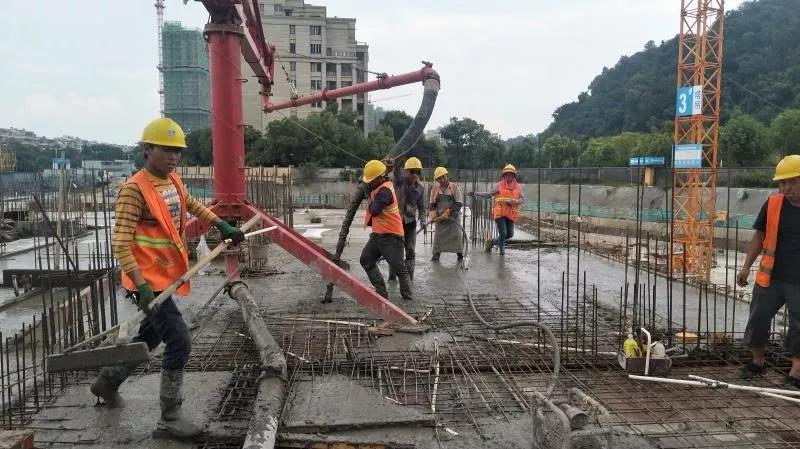 杭州临安美晟府项目工地上,工人们正在浇筑混凝土