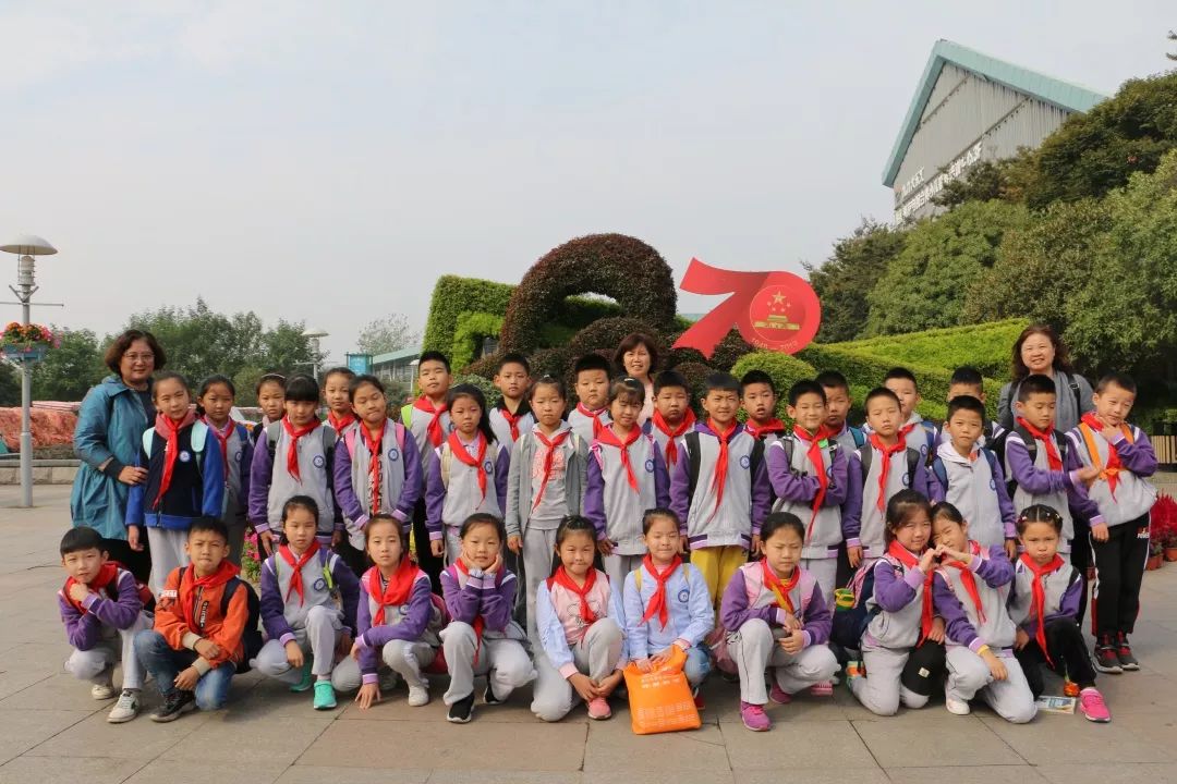 与秋天的约会南京市九龙小学开展秋季社会实践活动
