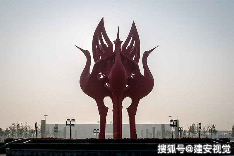 鹤壁东站:不锈钢地标建筑,鹤群雕塑重50吨,高16.8米,总宽度4.1米