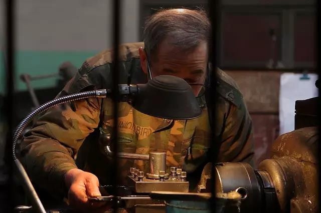 八级钳工曾是怎样一种存在?手挫航母,堪比机床