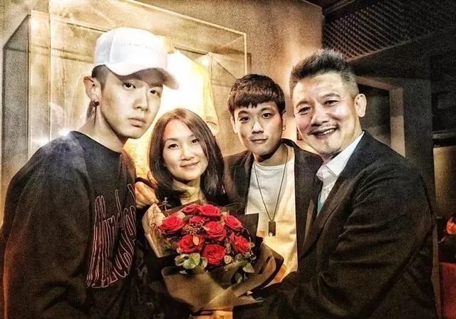 出轨又卖惨,复出无望的他现在只能在家啃老了