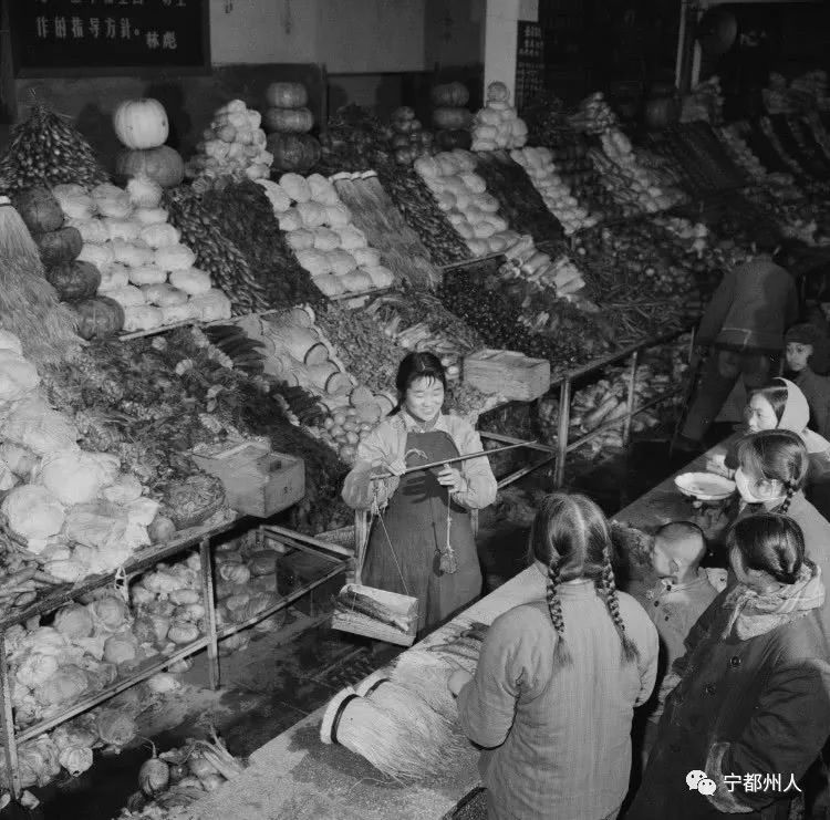 1970年的北京西单菜市场一角