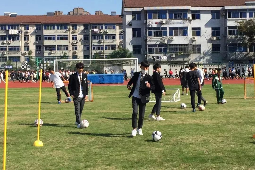 拓宽孩子视野的渠道仍在 体验篇 无锡市梅里中学是全国青少年足球学校