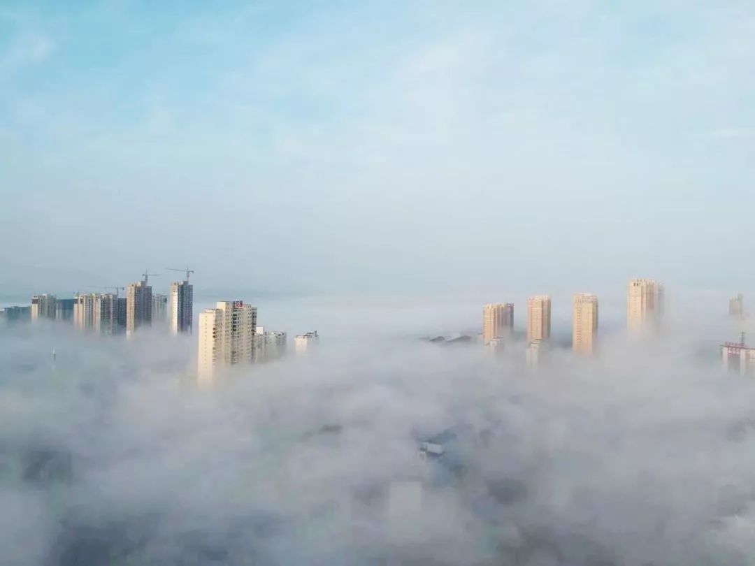 一幅油画呈现在百米高空 美不胜收 待到云开雾散 城市如初生的婴儿般