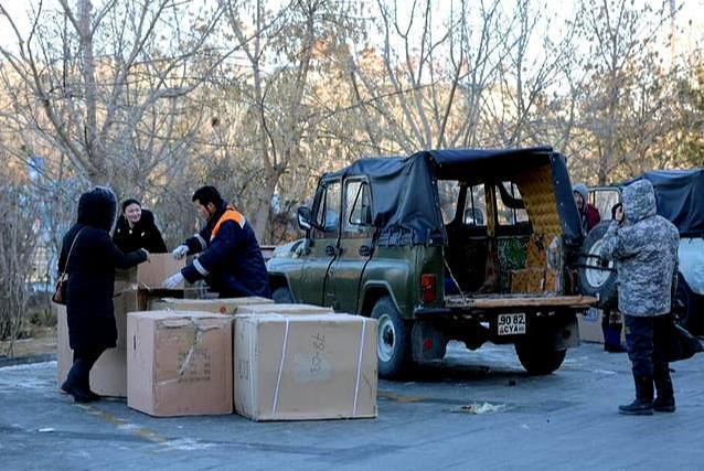 蒙古国民众开卡车来中国排队扫货，蒙古国记者