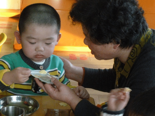 蓝象宝贝育儿：提醒家长：马上霜降，带娃“戒掉”3样，不然孩子容易积食不长个