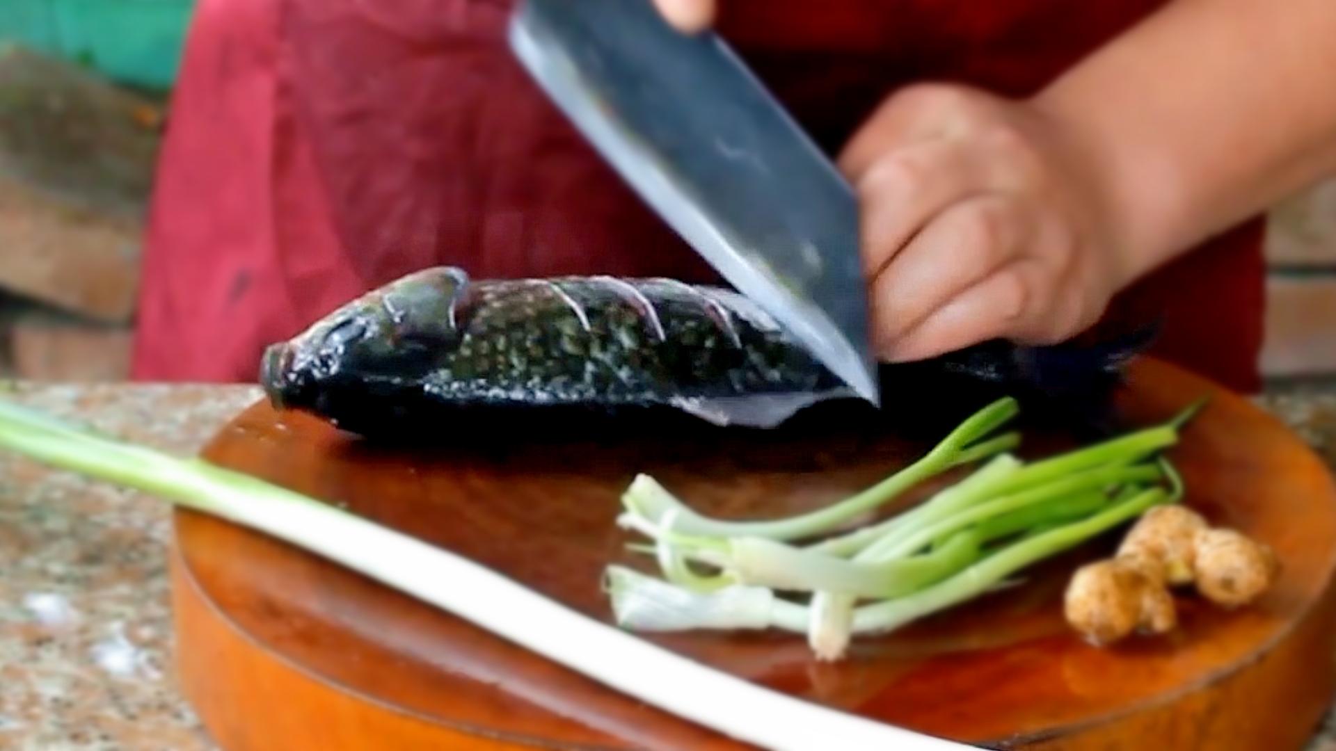 清蒸鲫鱼的家常做法,大厨教你去腥小技巧,鱼肉