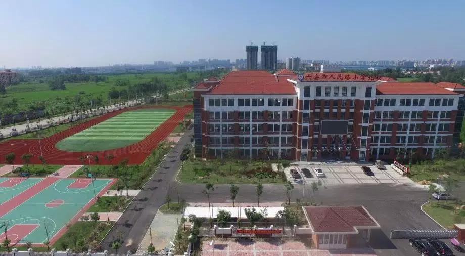 在环境,生活配套方面"通往市区的公交已经通车,新建的人民路小学和