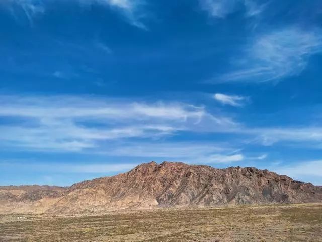 张掖北部龙首山,蓝天白云配上奇特山峰,别有一番西北情调.