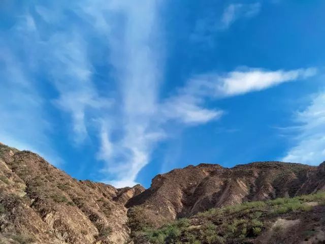 张掖北部龙首山,蓝天白云配上奇特山峰,别有一番西北情调.