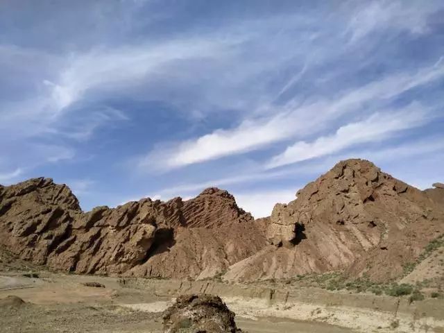 张掖北部龙首山,蓝天白云配上奇特山峰,别有一番西北情调.