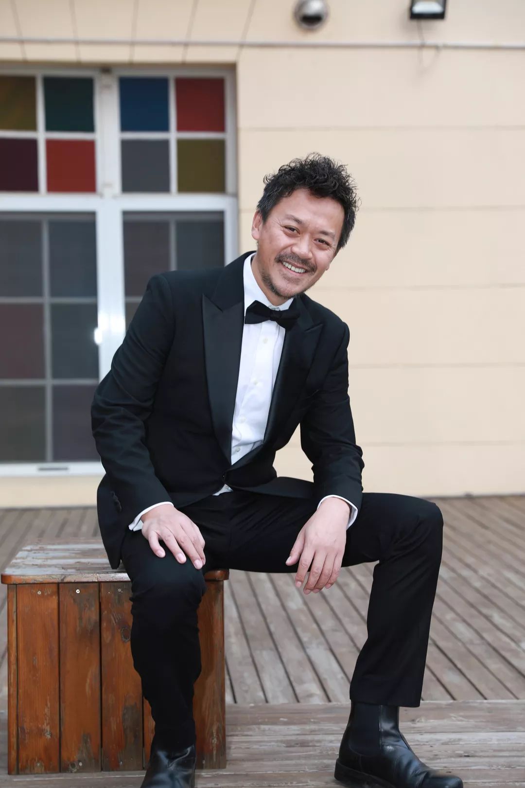 王策一套深蓝西装搭配简洁的白衬衣,帅气满分.
