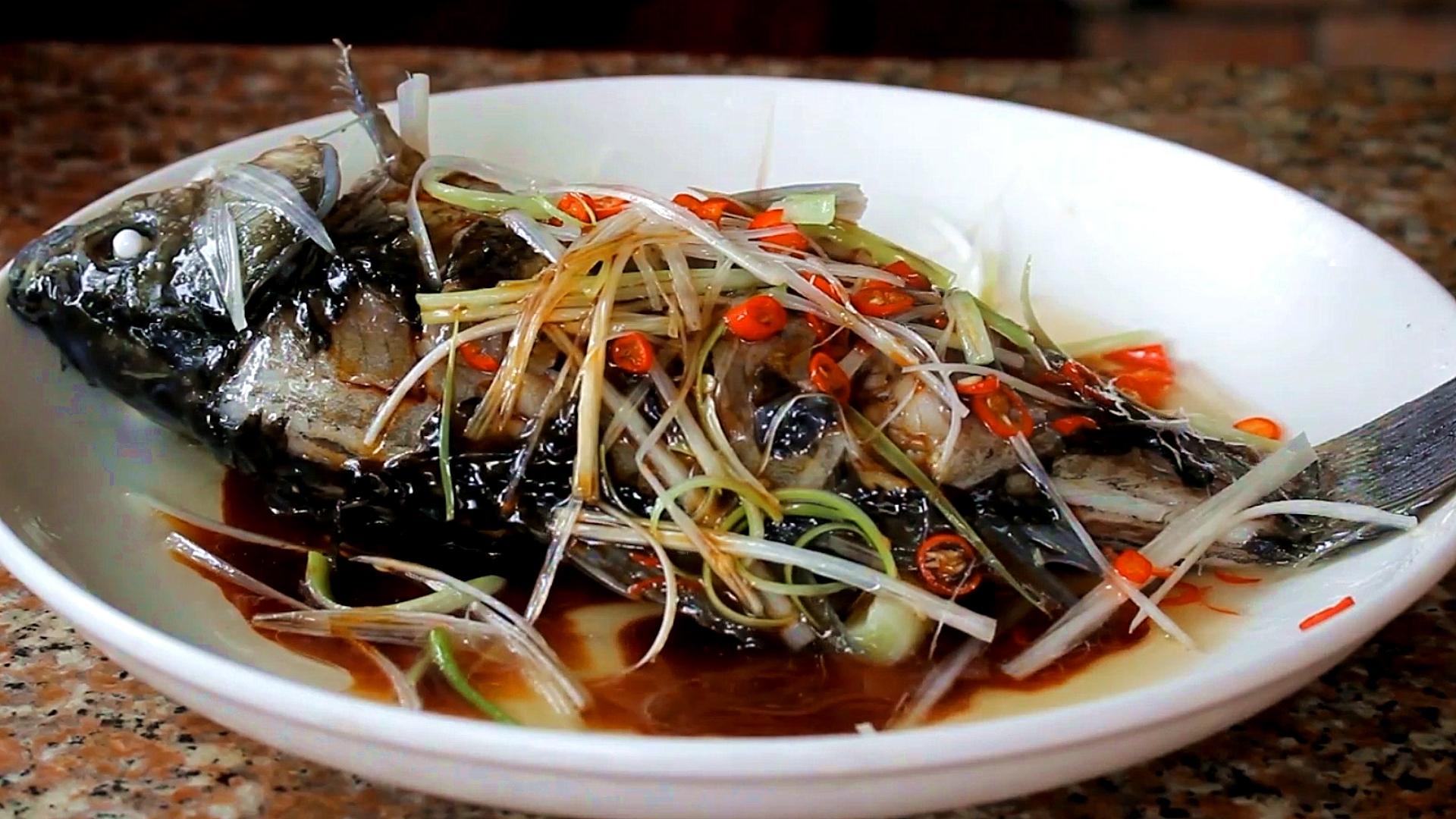 清蒸鲫鱼的家常做法,大厨教你去腥小技巧,鱼肉