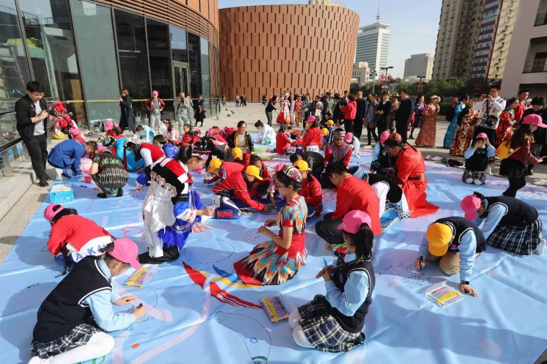 在活动现场举行了"千幅儿童绘画优秀作品展"和百平方米巨幅《和平的