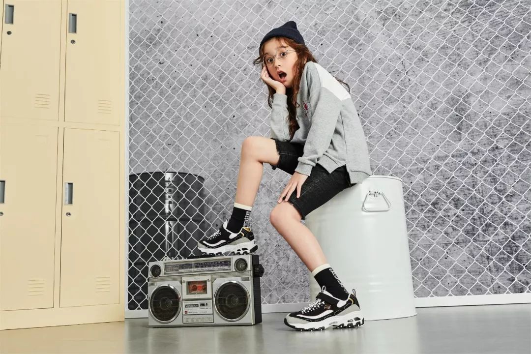 收割童趣!全国zui大斯凯奇迪士尼小镇店盛大开