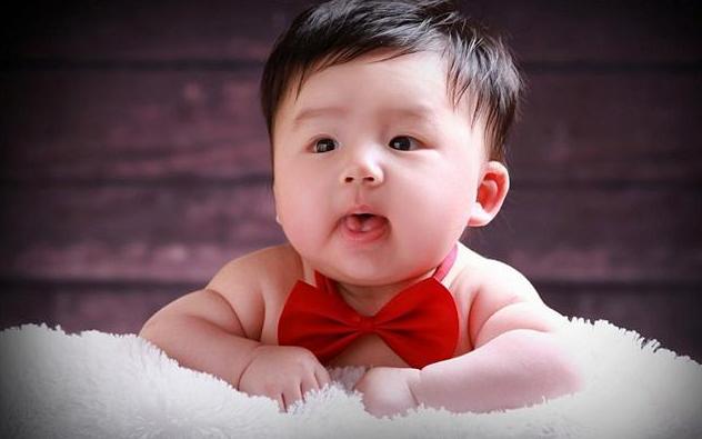 「育婴小天使」新生儿抱不对会脊柱弯曲！正确抱娃方法有哪些？很少有妈妈都抱对