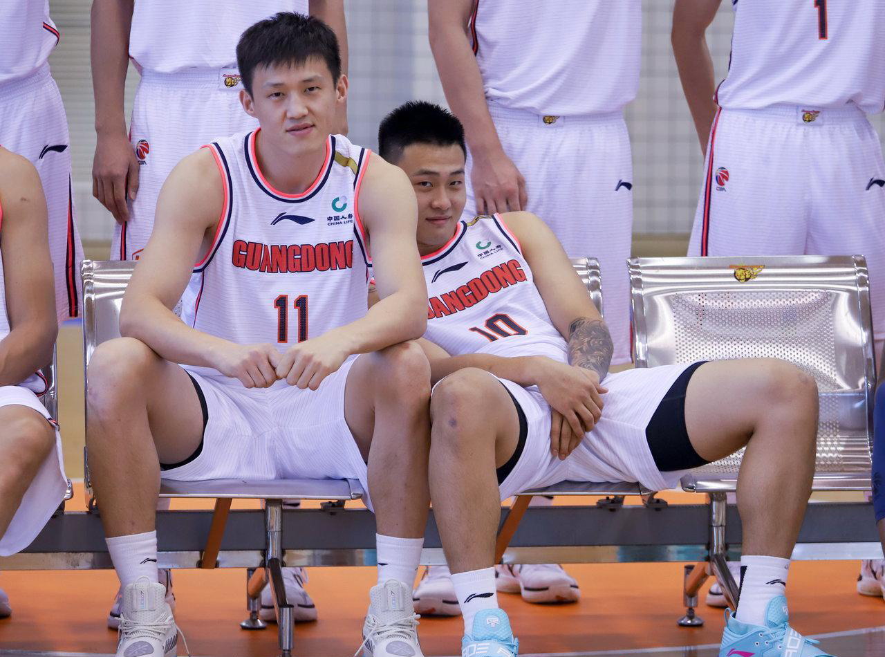 cba卫冕冠军广东男篮写真 阵容强大 赵睿耍宝抢镜