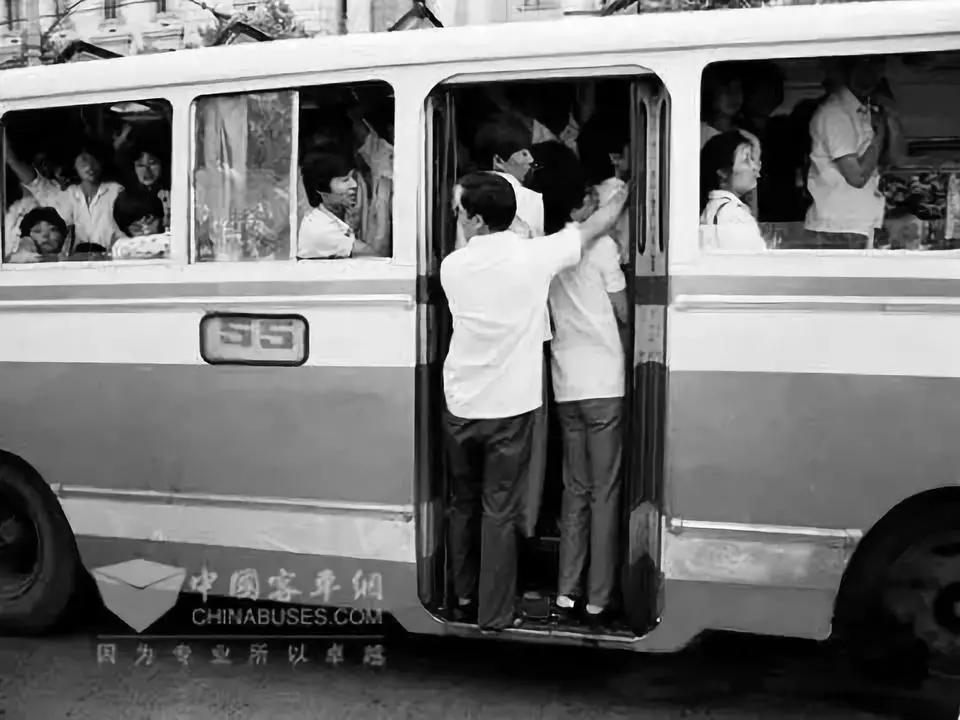 (图30)70年代昆明的上海牌客车,乘客往往无法挤上车70年代末各种现代