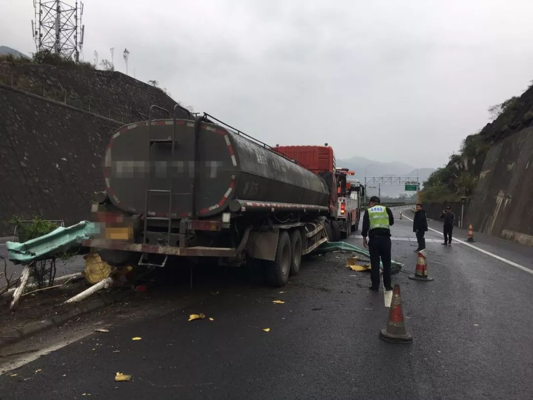 遵义一辆拉稀释剂的货车,因驾驶员操作不当撞上护栏