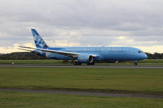 阿提哈德航空定制曼城配色波音787 首次降落曼市机场_架飞机