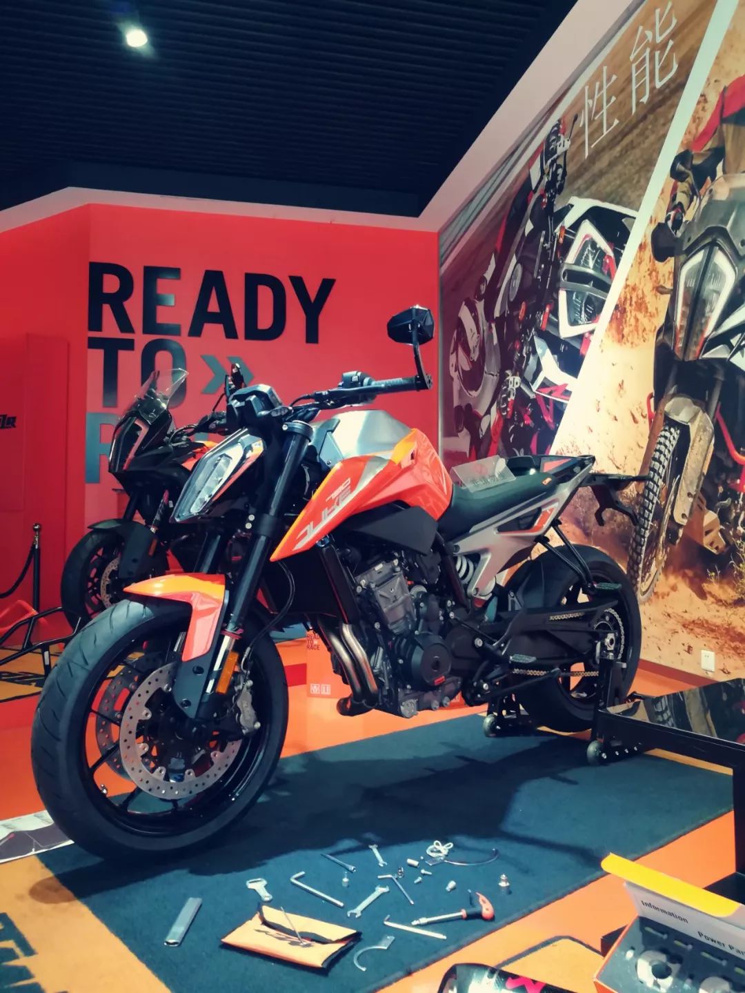 实拍赛道化的性能街车ktm790duke