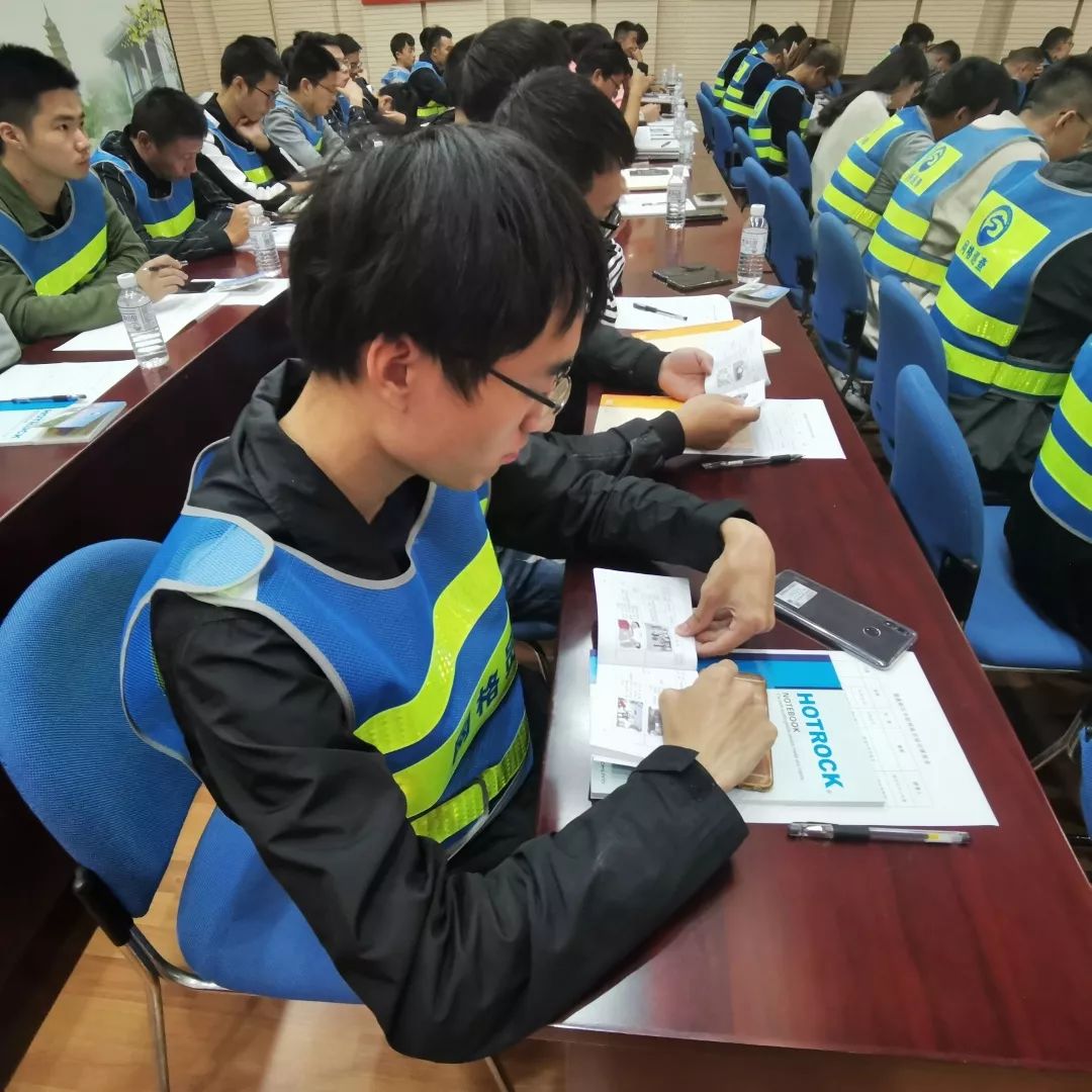 牢记使命"出发,围绕网格化联动是什么,专职网格员干什么,专职网格员