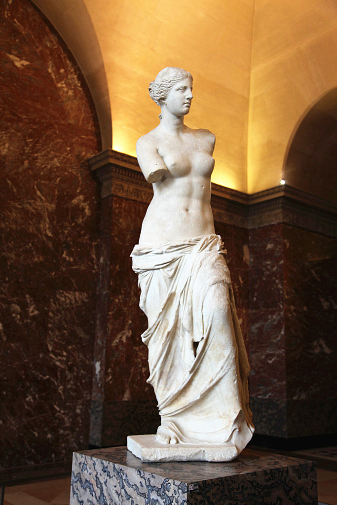 "断臂维纳斯"的形象表现出古典希腊女性的典型特征:椭圆的脸,笔直的