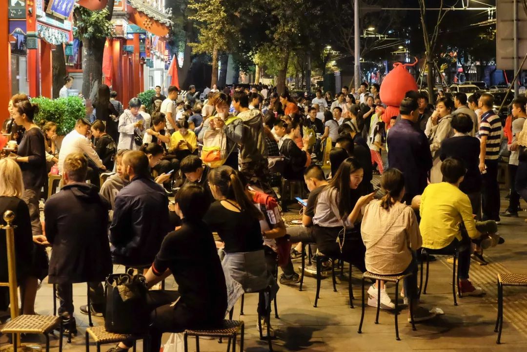 当代年轻人去餐厅排队两小时吃饭五分钟