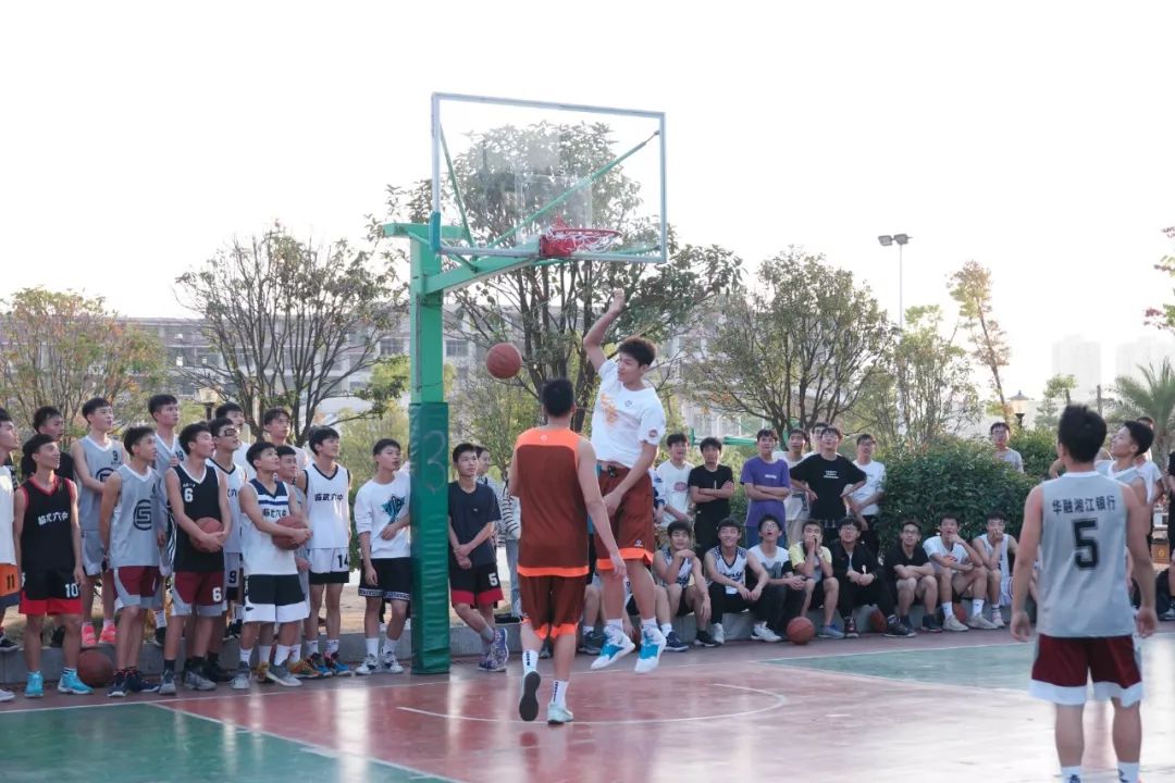 中南大学篮球队走进临武新一中