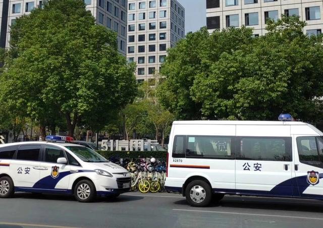 10月21日上午,一个视频激起了金融圈的浪花,100多名警察,12辆警车突然