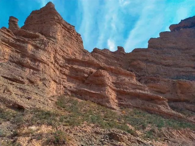 张掖北部龙首山,蓝天白云配上奇特山峰,别有一番西北情调.