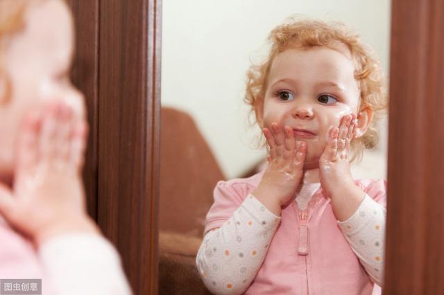 照镜子英语怎么说?别告诉我是look at mirro