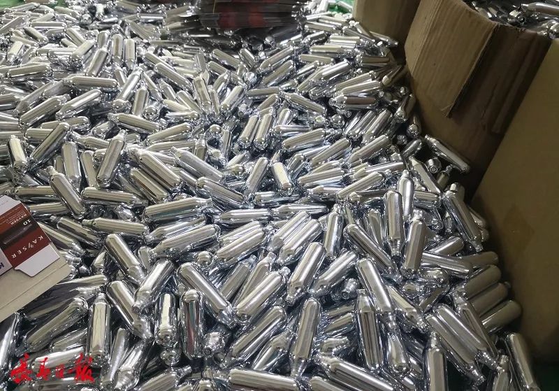 笑气案破冷汗一身17万瓶全流出得害多少人致瘾
