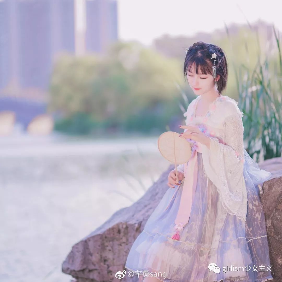 与和平之春齐名的天国少女,同样是一条既美且孕的裙子.
