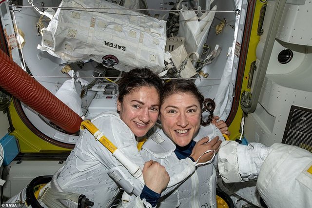 NASA两名女宇航员在国际空间站外维修设备，忙里偷闲大玩自拍