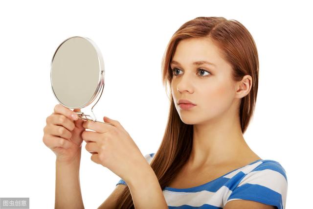 照镜子英语怎么说?别告诉我是look at mirro