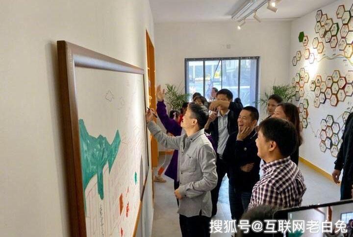 马云现身寄宿学校