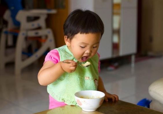 「樱桃育儿经」别给孩子乱煮粥！3种轻易送娃进医院的食物，儿科医生：真坑娃