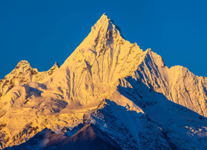 白茫雪山山川并列,南北走向,雄伟壮丽,山峰多在5000米以上,峰顶终年