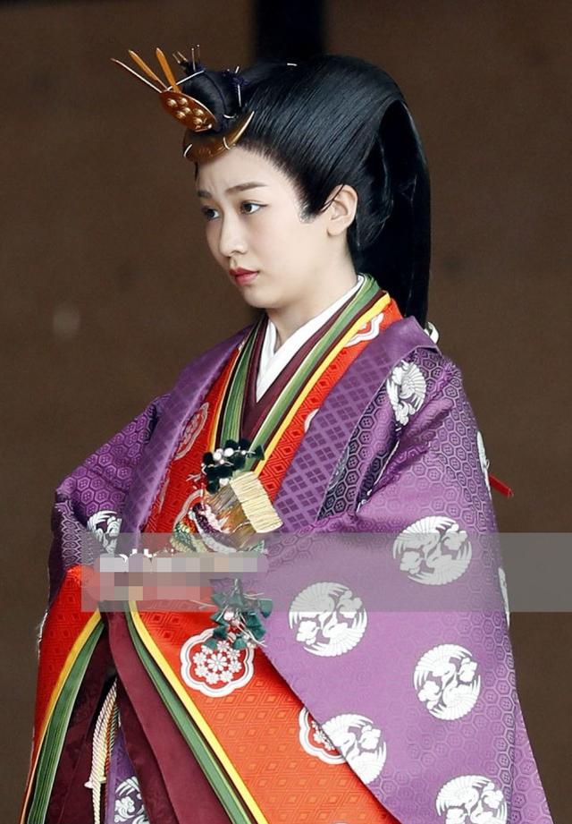 日本皇室纪子妃母女同穿“十二单”吸睛,真子佳子公主美如双胞胎_穿着