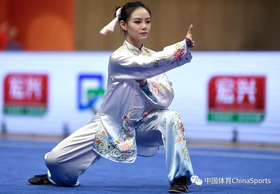 女子太极拳项目中,中国选手梁壁荧(中)以9.720分获得该项目冠军.